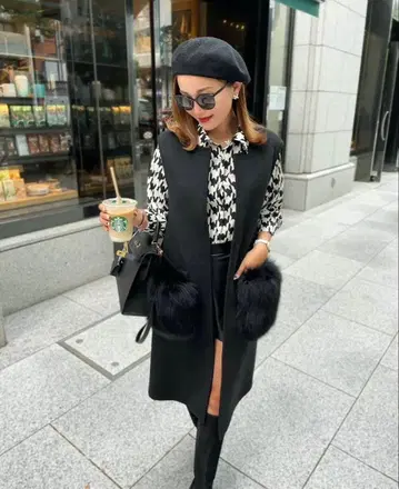 Sheller 퍼 달린 블랙 슬리브리스 베스트