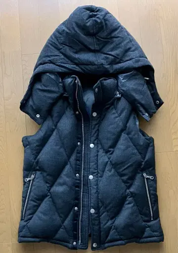 ABAHOUSE 다크 그레이 후드 부착 다운 베스트