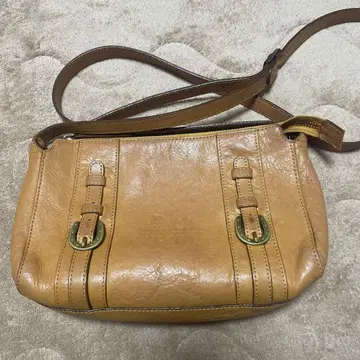 Dakota 베이지 가죽 숄더백 카멜