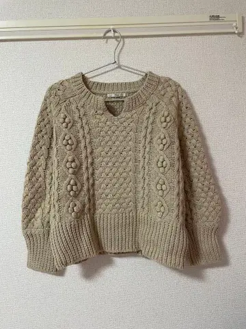 Crisp 베이지 케이블 니트 긴팔 스웨터