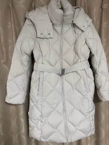 화이트 퀼팅 다운 자켓