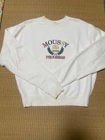 MOUSSY 자수 화이트 맨투맨