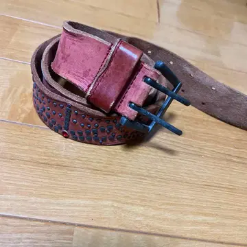 BOYCOTT 스터드 장식 가죽 벨트 주홍색