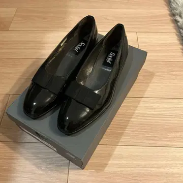 Social 블랙 에나멜 로퍼 리본 포함