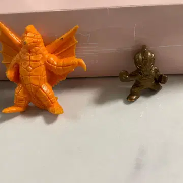 오렌지 괴수 피규어