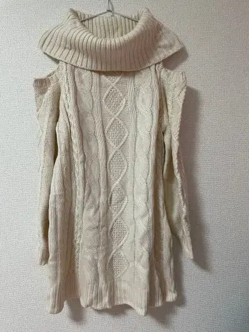 어깨 트임 오프 터틀 케이블 니트 원피스