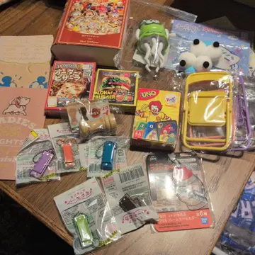 캐릭터 완구 세트와 UNO 카드