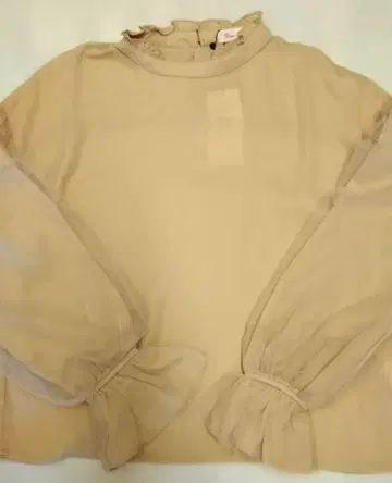 베이지 프릴 하이넥 블라우스