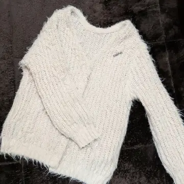 아이보리 V넥 니트 스웨터