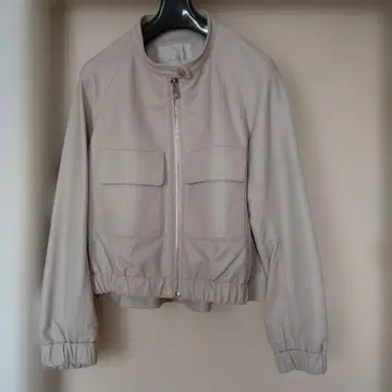 라이트 베이지 후드 부착 가죽 자켓