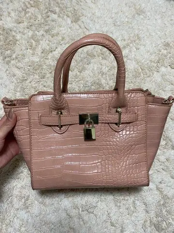 CECIL McBEE 핑크 크로커다일풍 핸드백