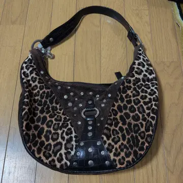 레오파드 무늬 스웨이드 백 이타리야