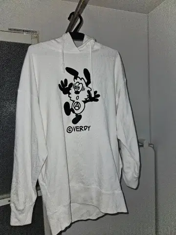 VERDY 화이트 후드티 캐릭터 (UNIQLO)