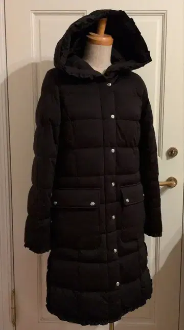 후드 부착 블랙 다운 코트