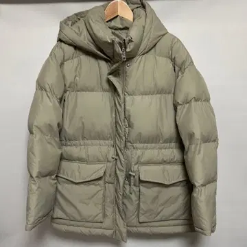 카키색 후드 부착 다운 자켓