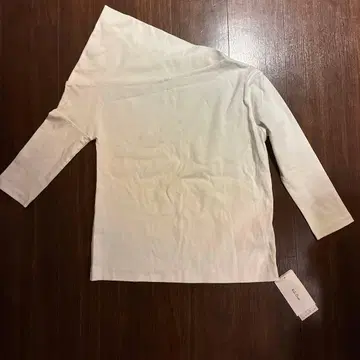 새상품 미라 오웬 비대칭 넥 T셔츠