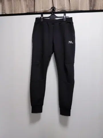 블랙 조거 팬츠 로고 포함