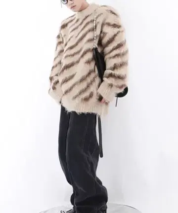 녹차 모헤어풍 제브라 패턴 니트 베이지