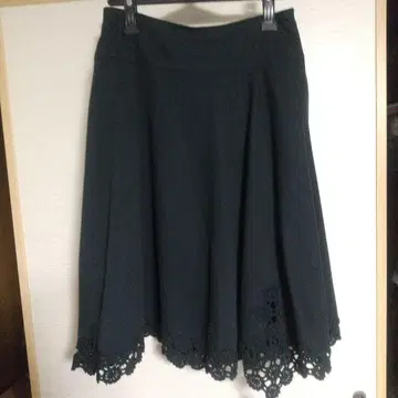블랙 레이스 밑단 플레어 스커트 무릎 기장