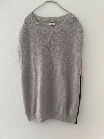 Allege. nosleeve knit