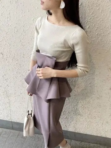 베이지와 퍼플의 플레어 스커트