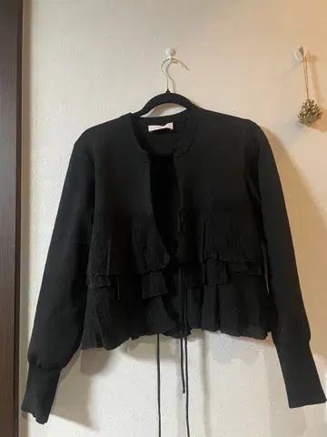 ADAM ET ROPE 프릴 블랙 가디건
