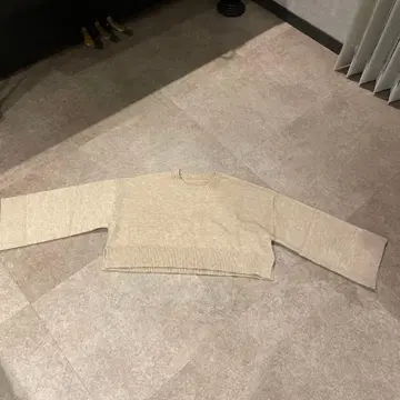 베이지 크루넥 니트 긴팔