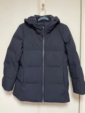 네이비 후드 부착 다운 자켓