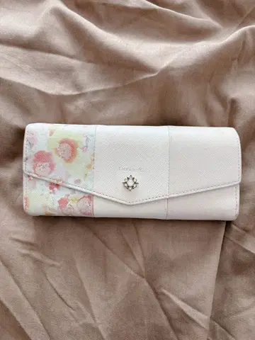 플라워 무늬가 있는 화이트 장지갑