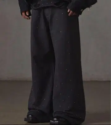 [ GRANCY ] 큐빅 디자인 데미지 스웨트 팬츠 재판매 없음