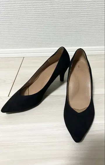 로페피크닉 블랙 스웨이드 포인트 토 펌프스 블랙