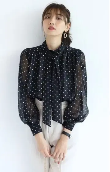 저스길리티 도트 무늬 쉬폰 긴팔 블라우스