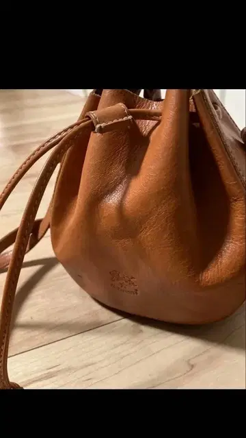 브라운 가죽 복조리형 숄더백