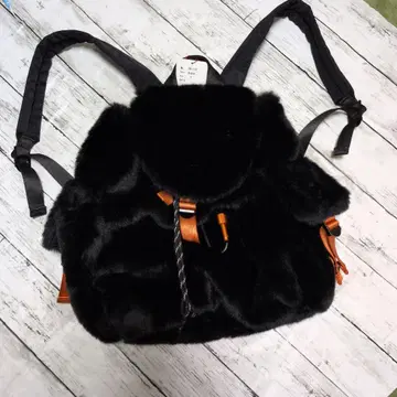 블랙 퍼 백팩 SILNA