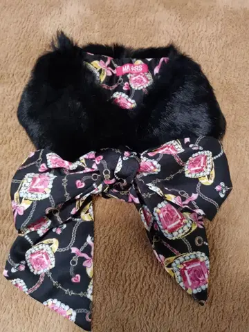 MA*RS 퍼 달린 리본 머플러, 티펫