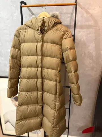 [ UNIQLO ] 카키 후드 부착 롱 다운 자켓