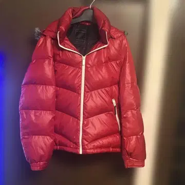 빨간색 퍼 달린 다운 자켓 컨버스