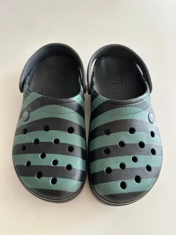 Crocs 블랙/그린 스트라이프 샌들 24cm