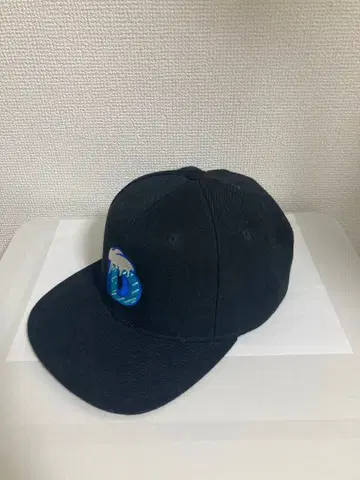 yupoong 블랙 캡 파도와 D 자수