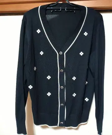 블랙 V넥 플라워 자수 가디건 긴팔