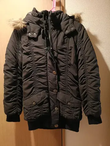 후드 부착 블랙 다운 자켓