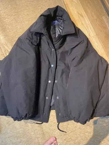 블랙 다운 자켓 프레임워크