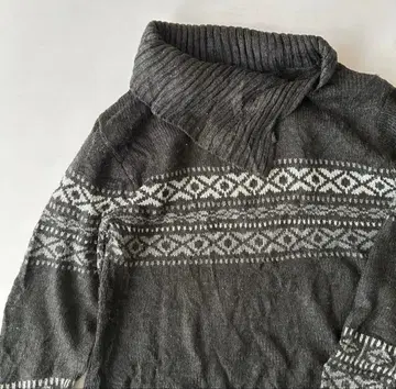 다크 그레이 기하학 패턴 터틀넥 니트 스웨터 긴팔