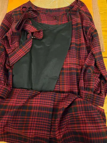 빨간색과 블랙의 체크 무늬 셔츠 원피스