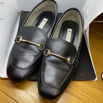 DIANA 블랙 가죽 로퍼