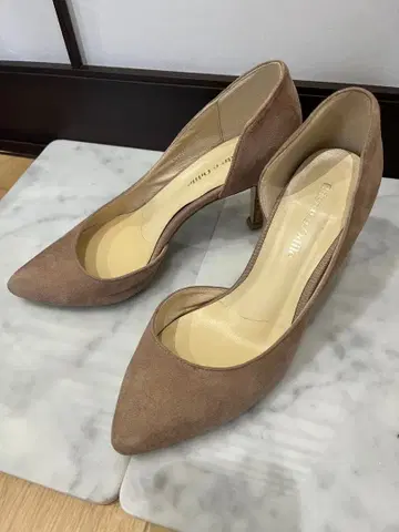 오데뜨 앤 오딜 스웨이드 펌프스