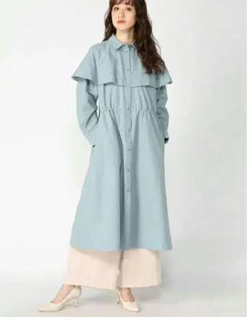 라이트 블루 프릴 트렌치코트