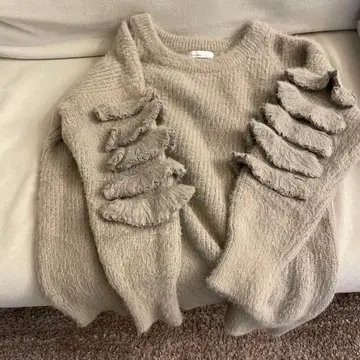 프릴 부착 그레이 긴팔 니트