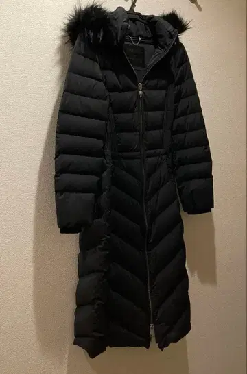 GUESS 후드 부착 블랙 다운 자켓 M 사이즈