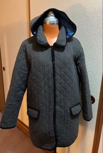 그레이 퀼팅 코트 후드 부착